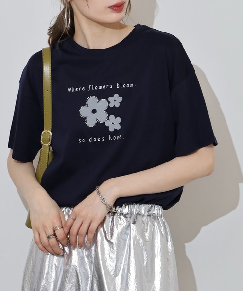 BRODIAEA(ブローディア)の「BRODIAEA フラワープリント半袖Tシャツ(Tシャツ/カットソー・レディース・オフホワイト/ネイビー/ロイヤルブルー/コーラル・40)」の11枚目の写真