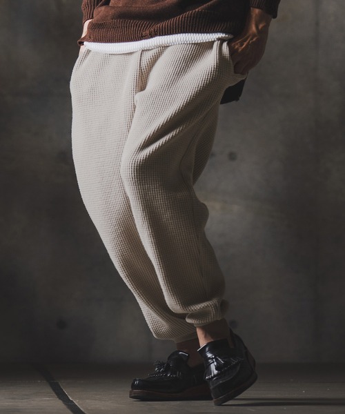 GLIMCLAP(グリムクラップ)の「mp13872-Relax & Slim-fit joggers-Soft brushed waffle fabric- ジョガーパンツ(その他パンツ・メンズ・キナリ/ダークベージュ/ブラック・S/M/L)」の6枚目の写真