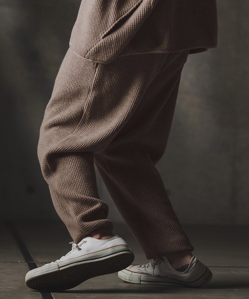 GLIMCLAP(グリムクラップ)の「mp13872-Relax & Slim-fit joggers-Soft brushed waffle fabric- ジョガーパンツ(その他パンツ・メンズ・キナリ/ダークベージュ/ブラック・S/M/L)」の12枚目の写真