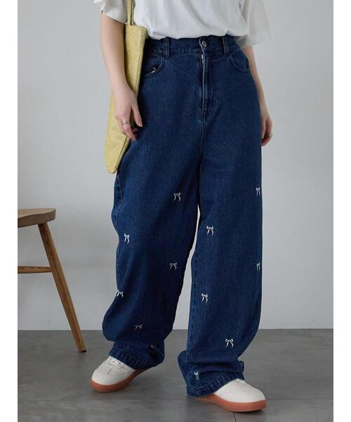 ehka sopo(エヘカソポ)の「◎リボン刺繍ストレートデニムパンツ(デニムパンツ・レディース・ネイビー/ブルー/サックスブルー・F)」の2枚目の写真