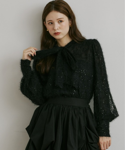 Olu.（オルドット）の「スパンコールレースリボンタイブラウス（シャツ/ブラウス・レディース・ブルー/アイボリー/ブラック・FREE）」の2枚目の写真