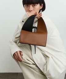 DFFUR.（ディフル）の「カーブハンドル2WAYバイカラーレザーバック（ショルダーバッグ）」