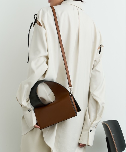 DFFUR.（ディフル）の「カーブハンドル2WAYバイカラーレザーバック（ショルダーバッグ・レディース・ブラック/ブラウン・FREE）」の6枚目の写真