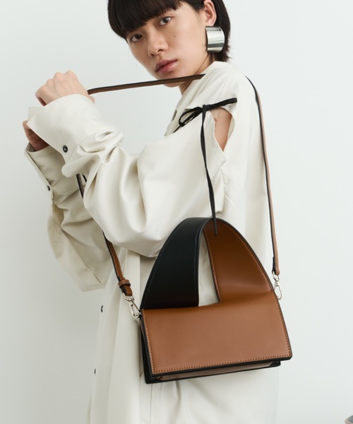 DFFUR.（ディフル）の「カーブハンドル2WAYバイカラーレザーバック（ショルダーバッグ・レディース・ブラック/ブラウン・FREE）」の8枚目の写真