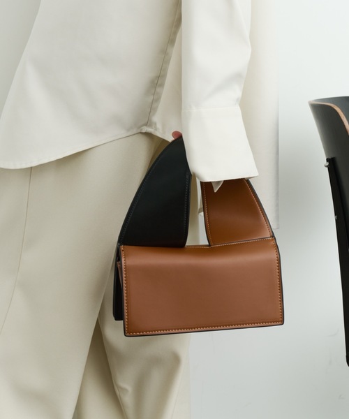 DFFUR.（ディフル）の「カーブハンドル2WAYバイカラーレザーバック（ショルダーバッグ・レディース・ブラック/ブラウン・FREE）」の5枚目の写真