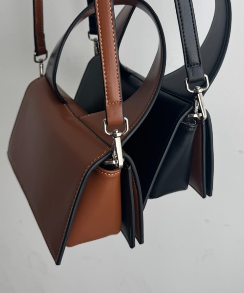 DFFUR.（ディフル）の「カーブハンドル2WAYバイカラーレザーバック（ショルダーバッグ・レディース・ブラック/ブラウン・FREE）」の17枚目の写真
