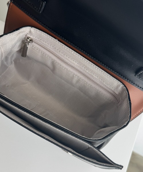 DFFUR.（ディフル）の「カーブハンドル2WAYバイカラーレザーバック（ショルダーバッグ・レディース・ブラック/ブラウン・FREE）」の9枚目の写真