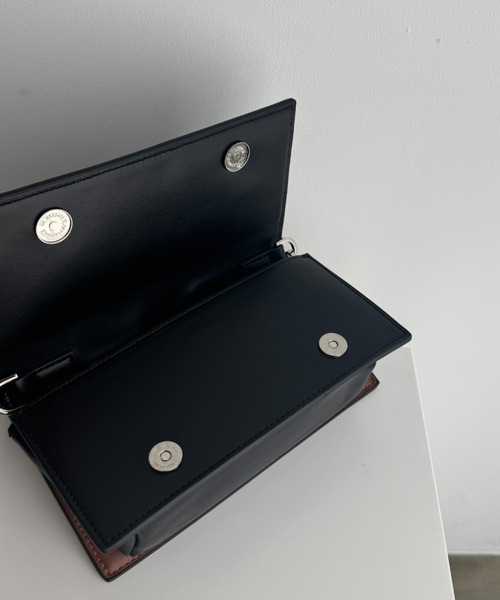 DFFUR.（ディフル）の「カーブハンドル2WAYバイカラーレザーバック（ショルダーバッグ・レディース・ブラック/ブラウン・FREE）」の11枚目の写真