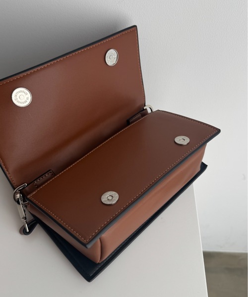 DFFUR.（ディフル）の「カーブハンドル2WAYバイカラーレザーバック（ショルダーバッグ・レディース・ブラック/ブラウン・FREE）」の12枚目の写真