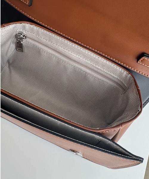 DFFUR.（ディフル）の「カーブハンドル2WAYバイカラーレザーバック（ショルダーバッグ・レディース・ブラック/ブラウン・FREE）」の10枚目の写真