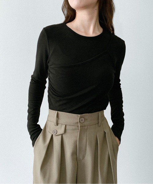 on:nue（オンニュ）の「【on:nue】 [着用動画あり！/5色展開] アシメレイヤードリブカットソー（Tシャツ/カットソー・レディース・バーガンディー/ホワイト/ブラック/レッドパープル/グレー・FREE）」の2枚目の写真