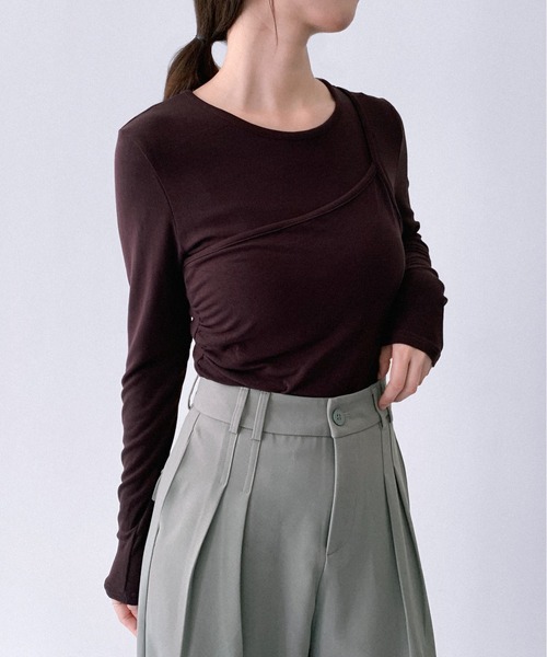 on:nue（オンニュ）の「【on:nue】 [着用動画あり！/5色展開] アシメレイヤードリブカットソー（Tシャツ/カットソー・レディース・バーガンディー/ホワイト/ブラック/レッドパープル/グレー・FREE）」の6枚目の写真