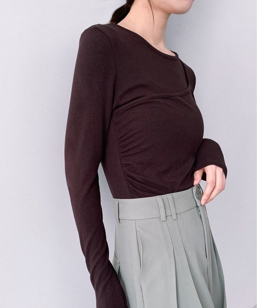 on:nue（オンニュ）の「【on:nue】 [着用動画あり！/5色展開] アシメレイヤードリブカットソー（Tシャツ/カットソー・レディース・バーガンディー/ホワイト/ブラック/レッドパープル/グレー・FREE）」の8枚目の写真