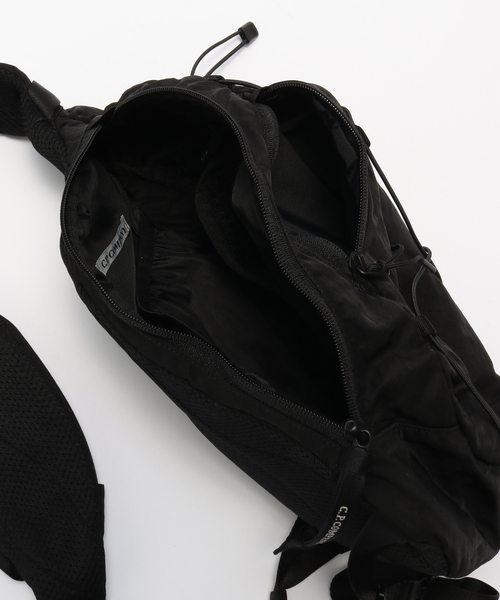 C.P. COMPANY（シーピーカンパニー）の「C.P. Company / シーピーカンパニー ACC BACK PACK IN NYLON B（ショルダーバッグ・メンズ・カーキ/ブラック・FREE）」の6枚目の写真