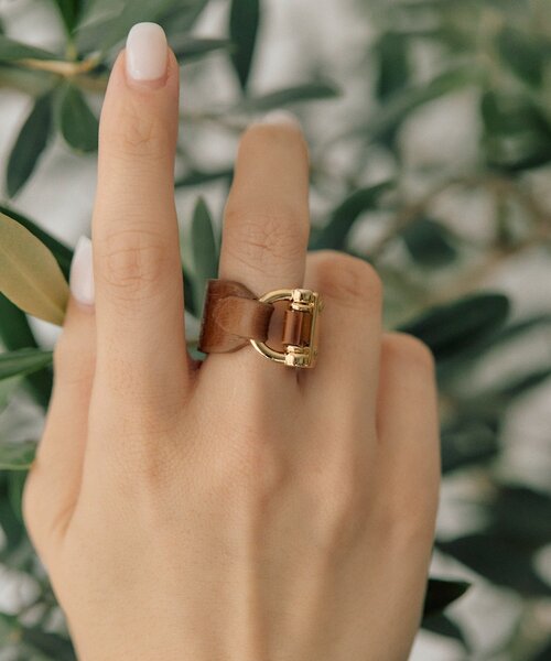 ear PAPILLONNER（イアパピヨネ）の「《牛革》バックルレザーリング（リング・レディース・ブラック/ベージュ/ブラック系その他2/ブラウン・ONE SIZE）」の4枚目の写真