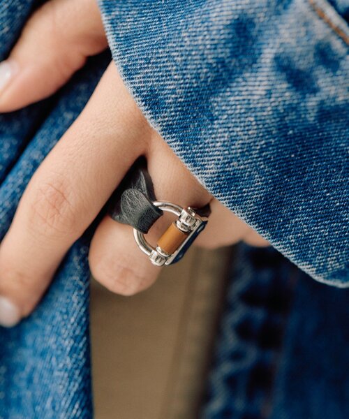 ear PAPILLONNER（イアパピヨネ）の「《牛革》バックルレザーリング（リング・レディース・ブラック/ベージュ/ブラック系その他2/ブラウン・ONE SIZE）」の3枚目の写真