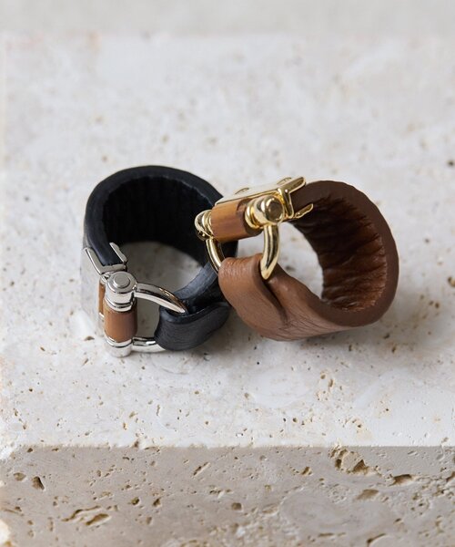 ear PAPILLONNER（イアパピヨネ）の「《牛革》バックルレザーリング（リング・レディース・ブラック/ベージュ/ブラック系その他2/ブラウン・ONE SIZE）」の5枚目の写真
