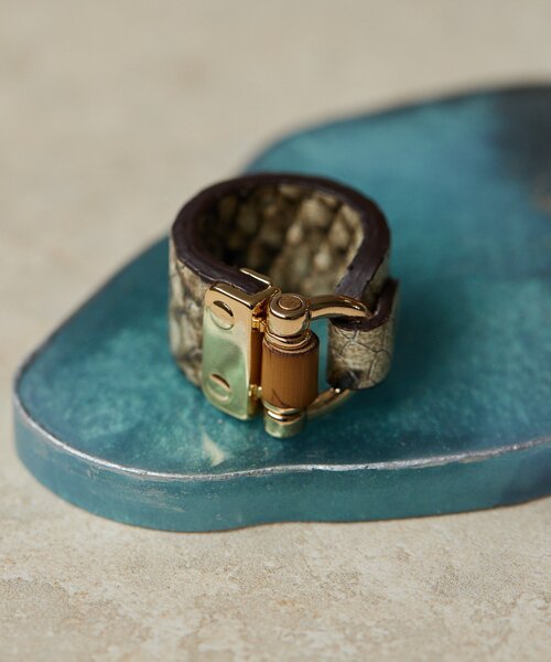 ear PAPILLONNER（イアパピヨネ）の「《牛革》バックルレザーリング（リング・レディース・ブラック/ベージュ/ブラック系その他2/ブラウン・ONE SIZE）」の6枚目の写真