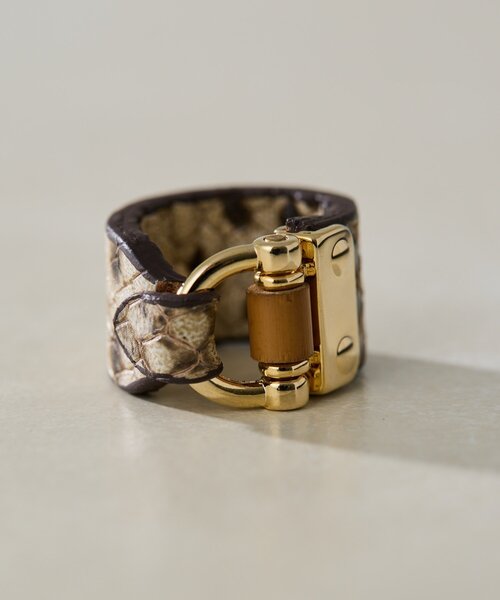 ear PAPILLONNER（イアパピヨネ）の「《牛革》バックルレザーリング（リング・レディース・ブラック/ベージュ/ブラック系その他2/ブラウン・ONE SIZE）」の8枚目の写真