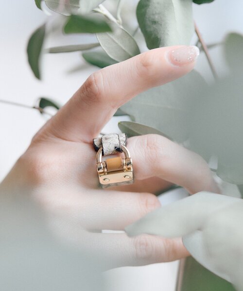 ear PAPILLONNER（イアパピヨネ）の「《牛革》バックルレザーリング（リング・レディース・ブラック/ベージュ/ブラック系その他2/ブラウン・ONE SIZE）」の11枚目の写真