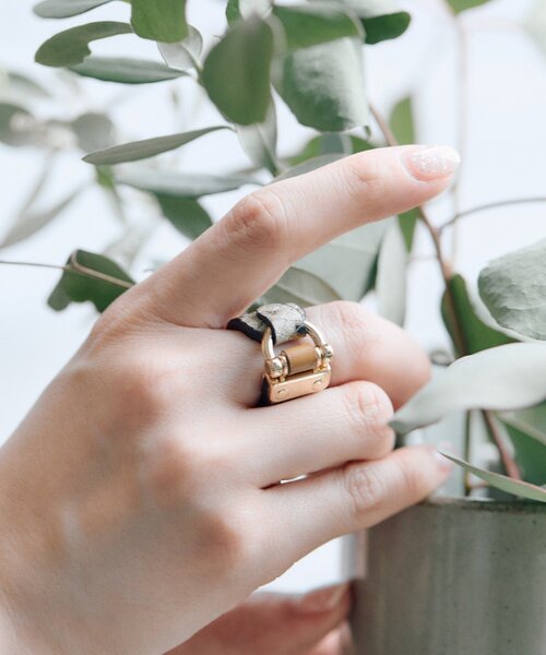 ear PAPILLONNER（イアパピヨネ）の「《牛革》バックルレザーリング（リング・レディース・ブラック/ベージュ/ブラック系その他2/ブラウン・ONE SIZE）」の12枚目の写真