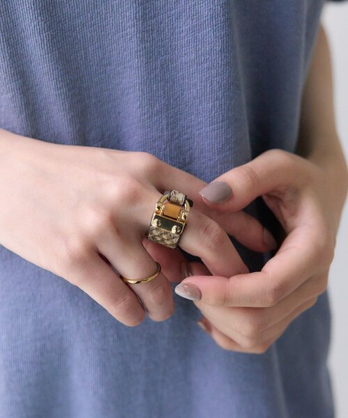 ear PAPILLONNER（イアパピヨネ）の「《牛革》バックルレザーリング（リング・レディース・ブラック/ベージュ/ブラック系その他2/ブラウン・ONE SIZE）」の13枚目の写真