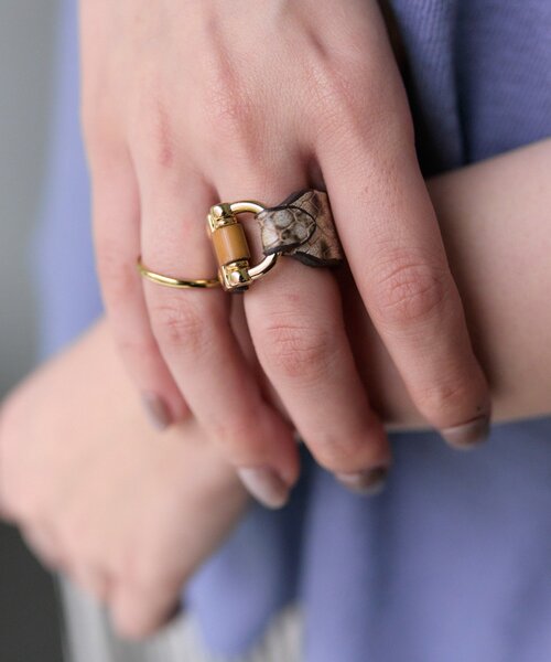 ear PAPILLONNER（イアパピヨネ）の「《牛革》バックルレザーリング（リング・レディース・ブラック/ベージュ/ブラック系その他2/ブラウン・ONE SIZE）」の14枚目の写真