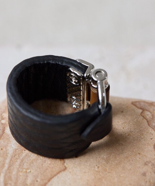 ear PAPILLONNER（イアパピヨネ）の「《牛革》バックルレザーリング（リング・レディース・ブラック/ベージュ/ブラック系その他2/ブラウン・ONE SIZE）」の18枚目の写真