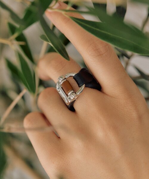 ear PAPILLONNER（イアパピヨネ）の「《牛革》バックルレザーリング（リング・レディース・ブラック/ベージュ/ブラック系その他2/ブラウン・ONE SIZE）」の20枚目の写真