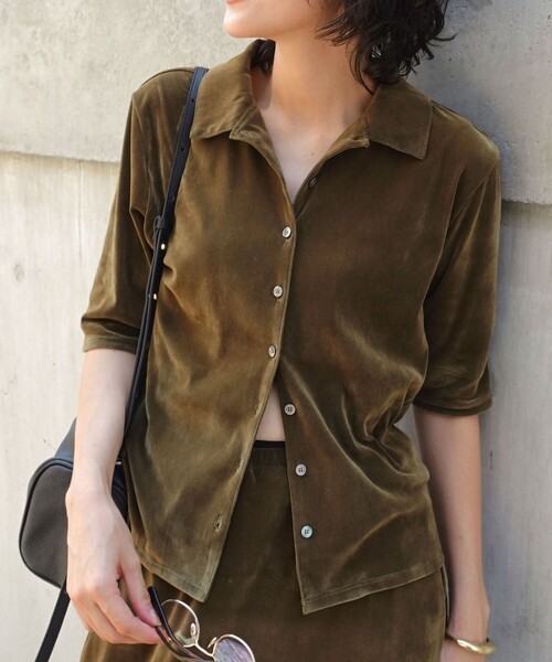 NOLLEY’S（ノーリーズ）の「【MAQWEL/マクウェル】ウォッシャブルベロア半袖シャツ（シャツ/ブラウス・レディース・ブラウン/カーキ・FREE）」の2枚目の写真