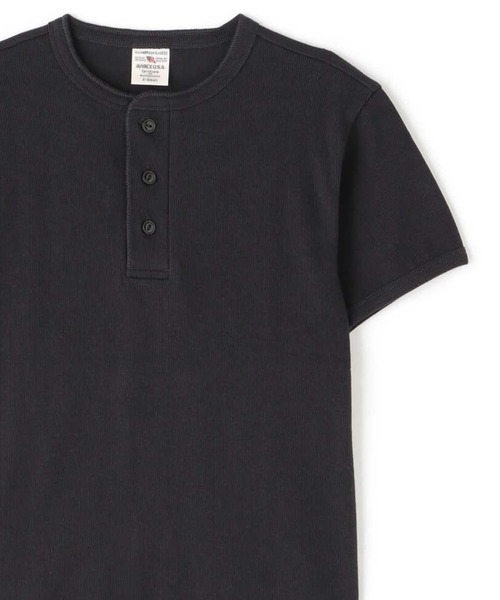 AVIREX（アヴィレックス）の「AVIREX -DAILY S/S RIB HENLY NECK TEE（Tシャツ/カットソー・メンズ・ブラック/ホワイト・S/M/L/XL）」の2枚目の写真