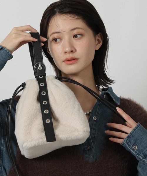 LAKOLE（ラコレ）の「アイレット×ファー巾着バッグ / 579033（ハンドバッグ・レディース・ブラック/オフホワイト・FREE）」の2枚目の写真