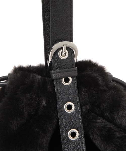 LAKOLE（ラコレ）の「アイレット×ファー巾着バッグ / 579033（ハンドバッグ・レディース・ブラック/オフホワイト・FREE）」の6枚目の写真