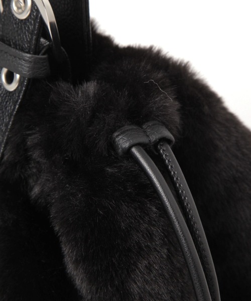 LAKOLE（ラコレ）の「アイレット×ファー巾着バッグ / 579033（ハンドバッグ・レディース・ブラック/オフホワイト・FREE）」の7枚目の写真