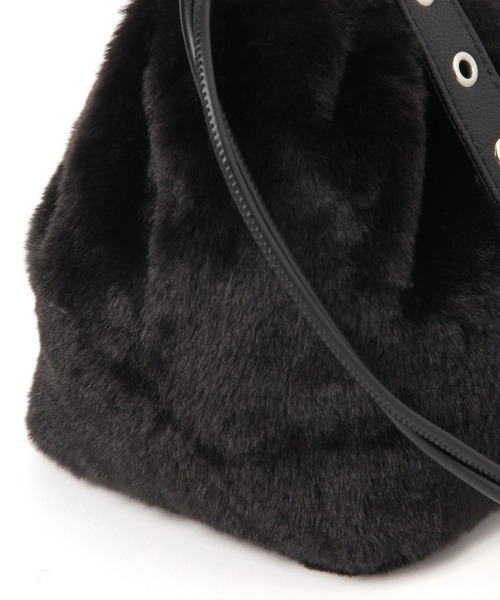 LAKOLE（ラコレ）の「アイレット×ファー巾着バッグ / 579033（ハンドバッグ・レディース・ブラック/オフホワイト・FREE）」の9枚目の写真
