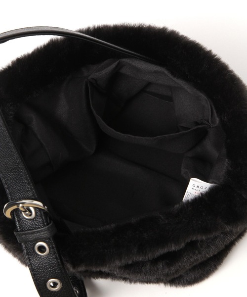 LAKOLE（ラコレ）の「アイレット×ファー巾着バッグ / 579033（ハンドバッグ・レディース・ブラック/オフホワイト・FREE）」の10枚目の写真