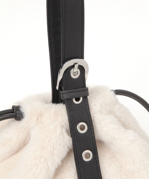 LAKOLE（ラコレ）の「アイレット×ファー巾着バッグ / 579033（ハンドバッグ・レディース・ブラック/オフホワイト・FREE）」の12枚目の写真