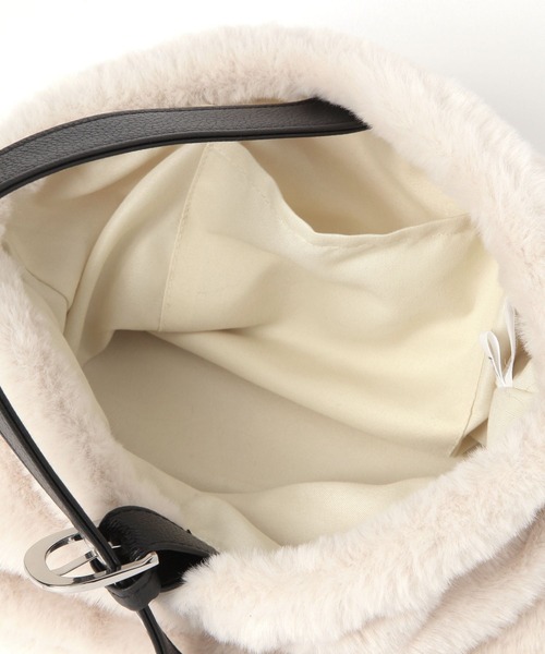LAKOLE（ラコレ）の「アイレット×ファー巾着バッグ / 579033（ハンドバッグ・レディース・ブラック/オフホワイト・FREE）」の14枚目の写真
