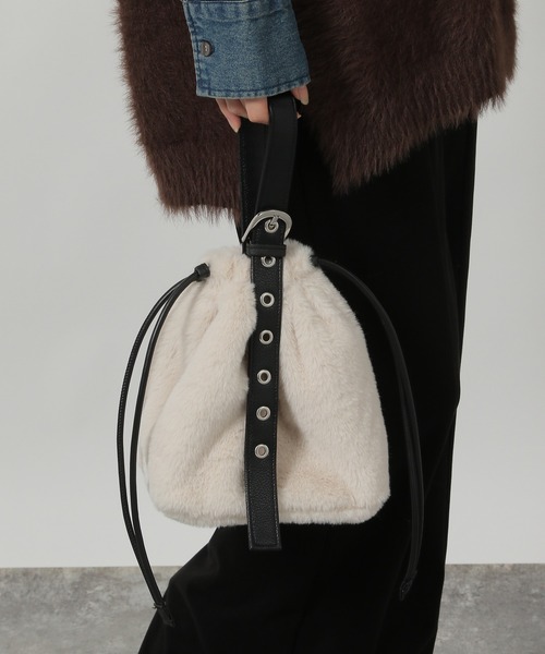 LAKOLE（ラコレ）の「アイレット×ファー巾着バッグ / 579033（ハンドバッグ・レディース・ブラック/オフホワイト・FREE）」の18枚目の写真