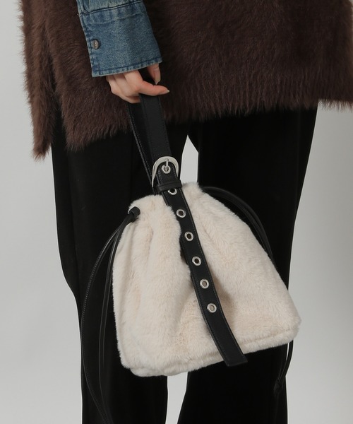 LAKOLE（ラコレ）の「アイレット×ファー巾着バッグ / 579033（ハンドバッグ・レディース・ブラック/オフホワイト・FREE）」の19枚目の写真