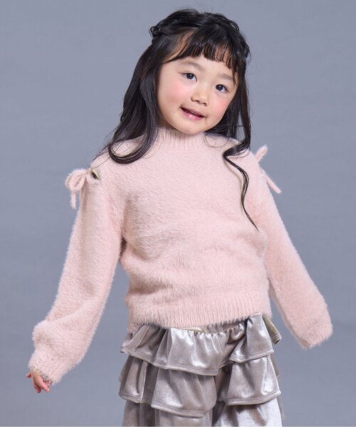 Seraph（セラフ）の「【ジュニア対応】ふわふわ肩あきリボンシャギーニット（ニット/セーター・キッズ・オフホワイト/ベビーピンク/サックスブルー・100/110/120/130/80/90/140）」の3枚目の写真