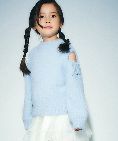 Seraph（セラフ）の「【ジュニア対応】ふわふわ肩あきリボンシャギーニット（ニット/セーター・キッズ・オフホワイト/ベビーピンク/サックスブルー・100/110/120/130/80/90/140）」の2枚目の写真