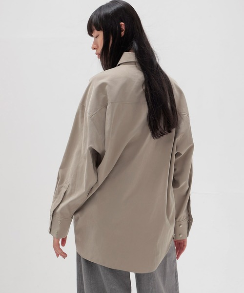 DRESSLAVE(ドレスレイブ)の「peach big shirt(ピーチスキンビッグシャツ)(シャツ/ブラウス・レディース・ブラック/グレイッシュベージュ・38)」の4枚目の写真