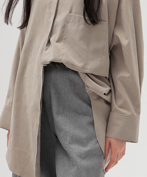 DRESSLAVE(ドレスレイブ)の「peach big shirt(ピーチスキンビッグシャツ)(シャツ/ブラウス・レディース・ブラック/グレイッシュベージュ・38)」の6枚目の写真