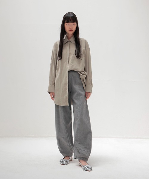 DRESSLAVE(ドレスレイブ)の「peach big shirt(ピーチスキンビッグシャツ)(シャツ/ブラウス・レディース・ブラック/グレイッシュベージュ・38)」の8枚目の写真