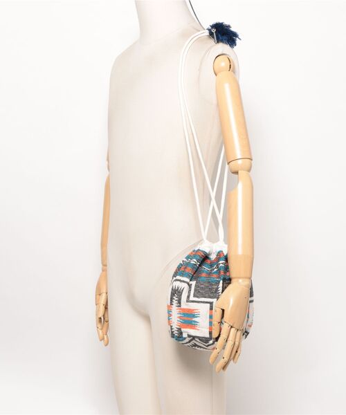 PENDLETON(ペンドルトン)の「【PENDLTON:ペンドルトン】PWM JQ Draw Pouch Chacoal/巾着バッグ(ハンドバッグ・レディース・ネイビー・FREE)」の5枚目の写真