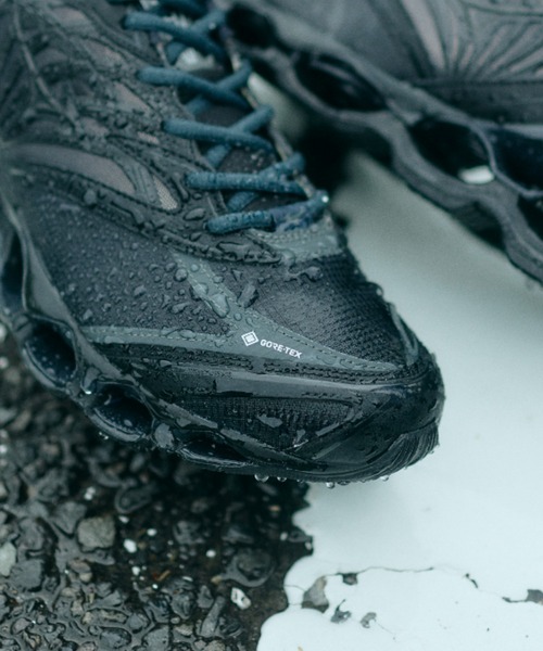 MIZUNO(ミズノ )の「WAVE PROPHECY LS GTX D1GA256001(スニーカー・メンズ・ブラック・26.0cm/27.0cm/28.0cm/29.0cm/26.5cm/27.5cm/25.5cm/28.5cm/23.0cm/24.0cm/25.0cm/23.5cm/24.5cm)」の2枚目の写真