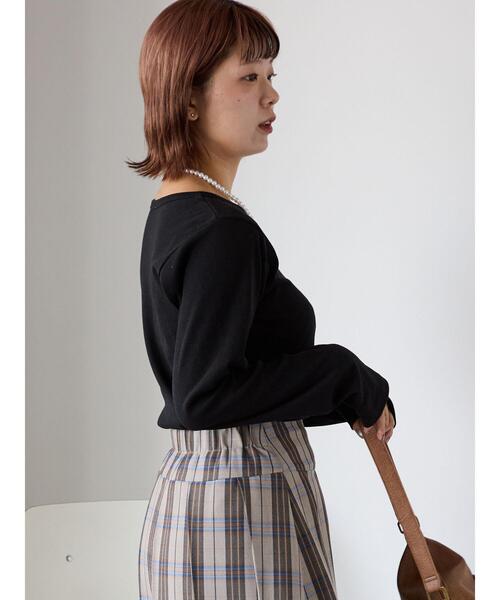 ehka sopo（エヘカソポ）の「ワンポイント刺繍クルーネックカットソー（Tシャツ/カットソー・レディース・ベージュ/ブラック/グレー/オフホワイト・F）」の6枚目の写真