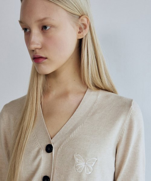 NICK&NICOLE(ニックアンドニコール)の「MINIMAL V NECK BUTTERFLY CARDIGAN_BEIGE(カーディガン/ボレロ・レディース・その他・FREE)」の2枚目の写真