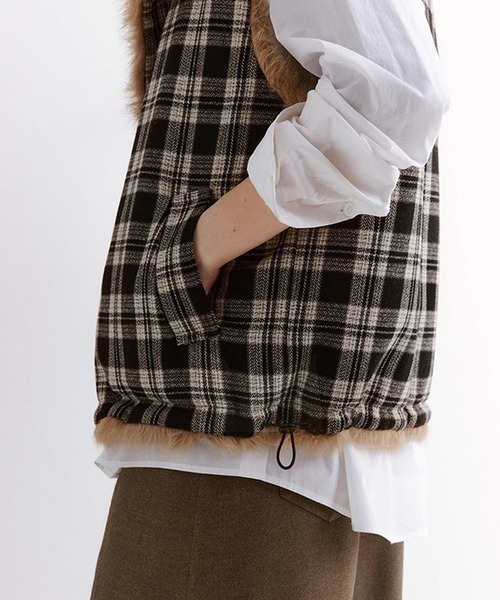 Fano Studios(ファノ ストゥディオズ)の「リバーシブル スタンドカラー フェイクファーベスト FD25W064【Fano Studios】【2025AW】(ベスト・レディース・ベージュ系その他・M/S)」の9枚目の写真